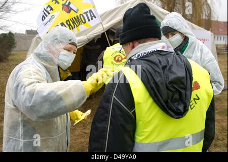 Hildesheim, Deutschland. 9. März 2013. Aktivisten der Umweltorganisation Robin Wood lesen symbolisch die Strahlung Niveaus der Anti-Nucöear Demonstranten mit simulierten Kontamination in Lamspringe, Deutschland, 9. März 2013. Die Umweltschutzorganisation Robin Wood organisiert die Anti-Atom-Protest um auf den 2. Jahrestag der Katastrophe von Fukushima aufmerksam zu machen. Foto: Sebastian Kahnert/Dpa/Alamy Live News Stockfoto