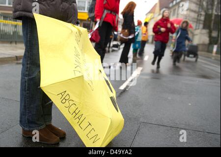 Hildesheim, Deutschland. 9. März 2013. Anti-atomare-Demonstranten bilden eine Menschenkette in Hildesheim, Deutschland, 9. März 2013. Die Umweltschutzorganisation Robin Wood organisiert die Anti-Atom-Protest um auf den 2. Jahrestag der Katastrophe von Fukushima aufmerksam zu machen.  Foto: Sebastian Kahnert/Dpa/Alamy Live News Stockfoto