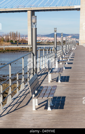 Hölzerne Bänke Zeile am River Embankment. Vertikale erschossen Stockfoto