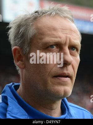 Freiburg, Deutschland, 9. März 2013. Freiburgs Trainer Christian Streich überwacht die Aktion auf dem Spielfeld während der Bundesliga-Fußballspiel zwischen SC Freiburg und VfL Wolfsburg in Freiburg, Deutschland, 9. März 2013. Foto: Patrick Seeger/Dpa/Alamy Live News Stockfoto