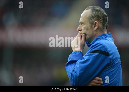 Freiburg, Deutschland, 9. März 2013. Freiburgs Trainer Christian Streich überwacht die Aktion auf dem Spielfeld während der Bundesliga-Fußballspiel zwischen SC Freiburg und VfL Wolfsburg in Freiburg, Deutschland, 9. März 2013. Foto: Patrick Seeger/Dpa/Alamy Live News Stockfoto