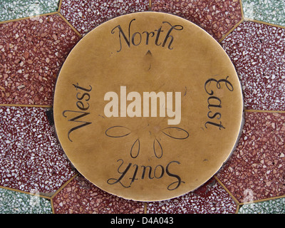 KOMPASSROSE MIT DER NORD-SÜD OST WEST ON STOCK IM ÜBERDACHTEN PAVILLON AM MOUNT COOT-THA AUSSICHTSPUNKT BRISBANE QUEENSLAND AUSTRALIEN Stockfoto
