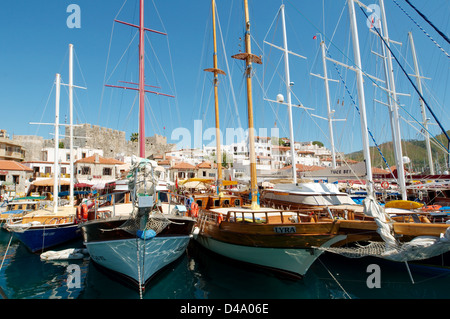 Segelschiffe im Hafen von Marmaris, Provinz Muğla, Türkei Stockfoto