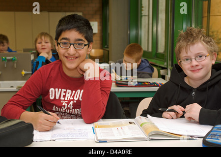 Schülerinnen und Schüler im Klassenzimmer Deutschland Stockfoto