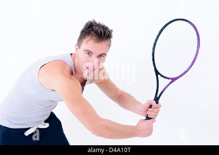 Sportlicher Mann mit dem Tennisspielen, isoliert auf weiss Stockfoto