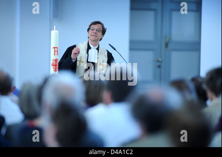 Berlin, Deutschland, Predigt von Bischof Dr. Markus Droege, St. Matthäus Kirche Stockfoto