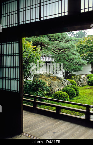 Blick von innen nach außen auf den angelegten japanischen Garten, nanzen Tempel, Kyoto, Japan Stockfoto