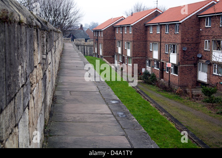 York Stadtmauer rund um eine moderne Wohnsiedlung, York, Yorkshire, England UK Stockfoto