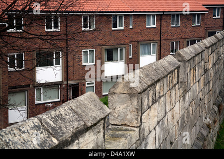 York Stadtmauer rund um eine moderne Wohnsiedlung, York, Yorkshire, England UK Stockfoto