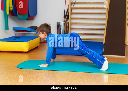 Kind ist therapeutische Übungen im Fitnessstudio Stockfoto