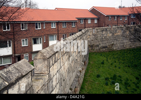 York Stadtmauer rund um eine moderne Wohnsiedlung, York, Yorkshire, England UK Stockfoto