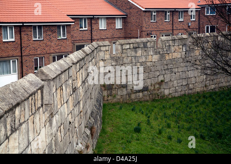 York Stadtmauer rund um eine moderne Wohnsiedlung, York, Yorkshire, England UK Stockfoto