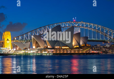 Blick von Sydney Opera House und Harbour Bridge bei Nacht in Australien Stockfoto