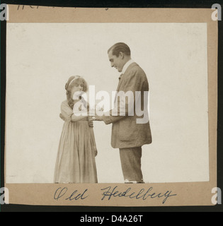 Ein Werbefoto aus dem Stummfilm Old Heidelberg aus dem Jahr 1915 mit den Schauspielern Dorothy Gish und Wallace Reid, das in der Sammlung der Kinogeschichte der New York Public Library untergebracht ist. Stockfoto