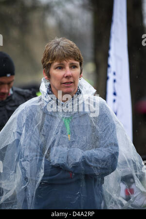 Cambridge, UK. 10. März 2013. Läufer, die im Wettbewerb mit der zweiten Cambridge Halbmarathon heute Whitch begann im winterlichen Bedingungen. Stockfoto