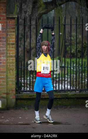 Cambridge, UK. 10. März 2013. Läufer, die im Wettbewerb mit der zweiten Cambridge Halbmarathon heute Whitch begann im winterlichen Bedingungen. Stockfoto