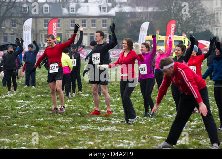 Cambridge, UK. 10. März 2013. Läufer, die im Wettbewerb mit der zweiten Cambridge Halbmarathon heute Whitch begann im winterlichen Bedingungen. Stockfoto