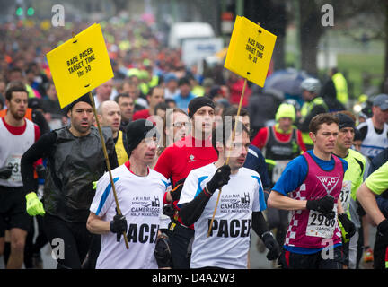 Cambridge, UK. 10. März 2013. Läufer, die im Wettbewerb mit der zweiten Cambridge Halbmarathon heute Whitch begann im winterlichen Bedingungen. Stockfoto