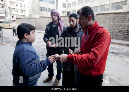 Aleppo, Syrien: Hilfe Menschen distribute15kg Boxen von Lebensmitteln an bedürftige Bustan Al Qasr Abschnitt von Aleppo, Syrien Stockfoto