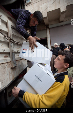 Aleppo, Syrien: Hilfe Menschen distribute15kg Boxen von Lebensmitteln an bedürftige Bustan Al Qasr Abschnitt von Aleppo, Syrien Stockfoto