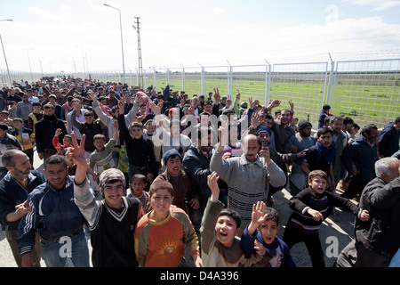 Syrische Flüchtlinge Marsch in Richtung der türkischen Grenze gegen die türkische Zuwanderungspolitik mit Syrien in Azaz, Syrien Stockfoto