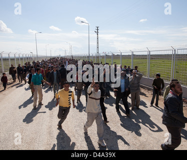 Syrische Flüchtlinge Marsch in Richtung der türkischen Grenze gegen die türkische Zuwanderungspolitik mit Syrien in Azaz, Syrien Stockfoto