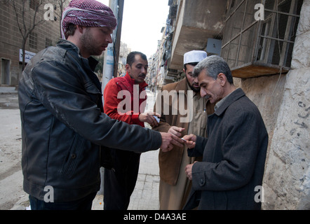 Aleppo, Syrien: Hilfe Menschen distribute15kg Boxen von Lebensmitteln an bedürftige Bustan Al Qasr Abschnitt von Aleppo, Syrien Stockfoto