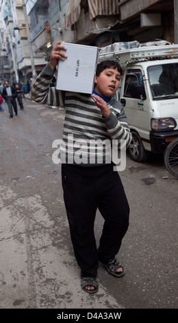 Aleppo, Syrien: Hilfe Menschen distribute15kg Boxen von Lebensmitteln an bedürftige Bustan Al Qasr Abschnitt von Aleppo, Syrien Stockfoto