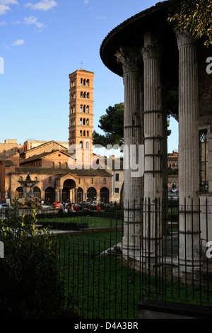 Italien, Rom, Forum Boarium, Tempel der Vesta und Kirche Santa Maria in Cosmedin Stockfoto