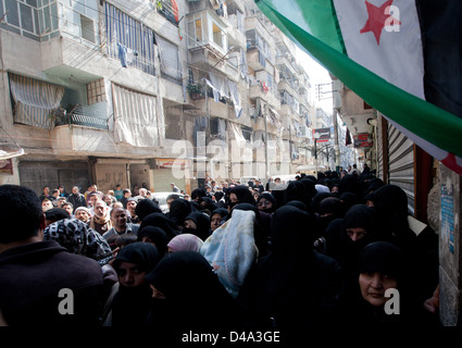 Aleppo, Syrien: Hilfe Menschen distribute15kg Boxen von Lebensmitteln an bedürftige Bustan Al Qasr Abschnitt von Aleppo, Syrien Stockfoto