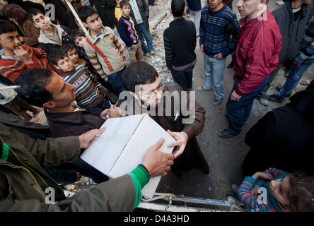 Aleppo, Syrien: Hilfe Menschen distribute15kg Boxen von Lebensmitteln an bedürftige Bustan Al Qasr Abschnitt von Aleppo, Syrien Stockfoto