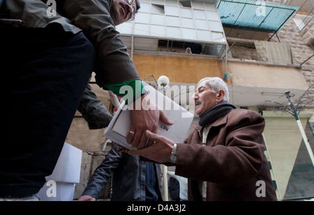 Aleppo, Syrien: Hilfe Menschen distribute15kg Boxen von Lebensmitteln an bedürftige Bustan Al Qasr Abschnitt von Aleppo, Syrien Stockfoto