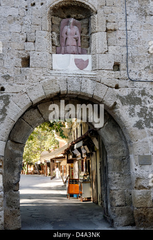 Rhodos. Griechenland. Die gewölbte steinerne Tor von St. Anthony innerhalb der alten Mauern umgebene mittelalterliche Altstadt von Rhodos. Stockfoto