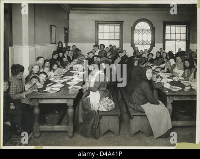 Uncle Sam, Host. Einwanderer im Elli eine kostenlose Mahlzeit serviert wird... Stockfoto