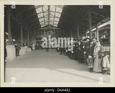 Übergeben und wartet auf Ellis Island abgenommen werden. Stockfoto