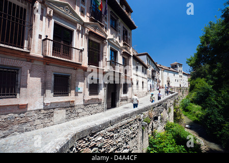 Carrera del Darro Straße in Granada, Spanien verläuft entlang des Flusses zwischen Hügeln Alhambra und Albaicin Stockfoto