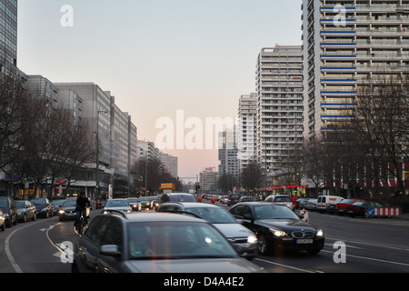 Berlin, Deutschland, Leipziger Straße in Berlin-Mitte im Abendlicht Stockfoto