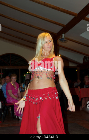 Eine Bauchtänzerin in Marmaris, Provinz Muğla, Türkei, Westasien Stockfoto