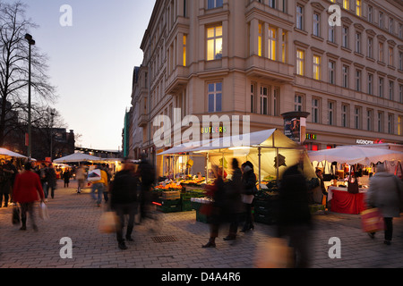 Berlin, Deutschland, Passanten am Hackescher Markt Stockfoto