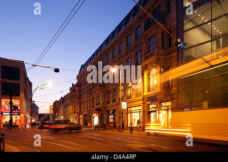 Berlin, Deutschland, Straße Straßenbahn fährt von Hackescher Markt in der Oranienburgerstraße Stockfoto