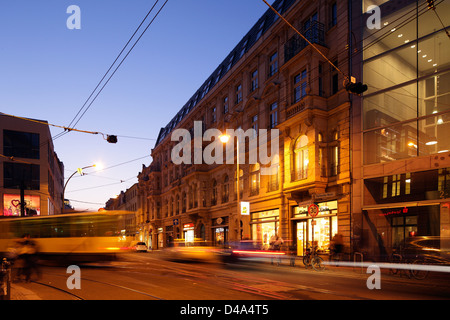 Berlin, Deutschland, Straße Straßenbahn fährt in der Oranienburgerstraße Stockfoto