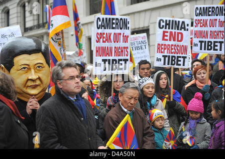 Portland Place, London, UK. 10. März 2013. Ein Mann mit einer Maske des neuen Führers der chinesischen kommunistischen Partei, Xi Jinping bei der Kundgebung vor der chinesischen Botschaft. Tibetischen Menschen marschieren durch die Londoner aus Protest gegen die chinesische Beteiligung in Tibet, endet in einer Kundgebung vor der chinesischen Botschaft am Portland Place, Stockfoto