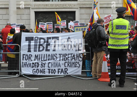 Portland Place, London, UK. 10. März 2013. Banner auf der Kundgebung gegenüber der chinesischen Botschaft. Tibetischen Menschen marschieren durch die Londoner aus Protest gegen die chinesische Beteiligung in Tibet, endet in einer Kundgebung vor der chinesischen Botschaft am Portland Place, Stockfoto