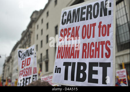 Portland Place, London, UK. 10. März 2013. Banner auf der Kundgebung gegenüber der chinesischen Botschaft. Tibetischen Menschen marschieren durch die Londoner aus Protest gegen die chinesische Beteiligung in Tibet, endet in einer Kundgebung vor der chinesischen Botschaft am Portland Place, Stockfoto