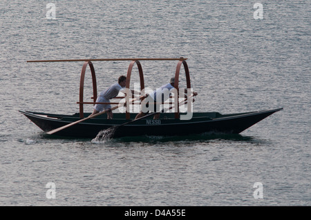 Seen in Italien, Comer See, Italien, Juli 2010. "Lucia" typische Ruderboot des Comer Sees, Zeilen über den Comer See Italien. Stockfoto