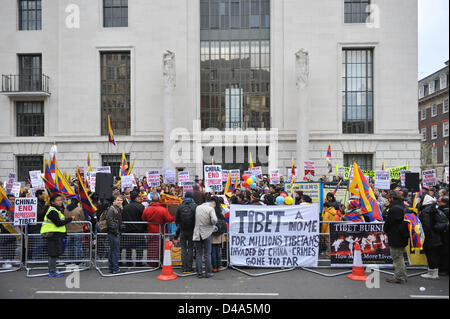 Portland Place, London, UK. 10. März 2013. Tibetische Demonstranten sammeln gegenüber der chinesischen Botschaft. Tibetischen Menschen marschieren durch die Londoner aus Protest gegen die chinesische Beteiligung in Tibet, endet in einer Kundgebung vor der chinesischen Botschaft am Portland Place, Stockfoto