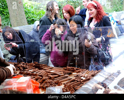 Brighton Sussex UK 10. März 2013 - regen Handel auf einem der Stände auf dem Brighton Schokoladenfestival heute Stockfoto