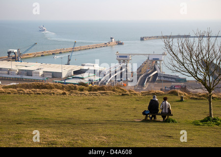 Dover Docks. Kanal-Fähre überqueren. Fähre von Dover nach Calais Fracht, Auto und PKW Stockfoto