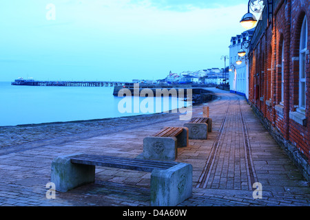 Swanage alte Straßenbahnschienen und Pier, Dorset, England Stockfoto