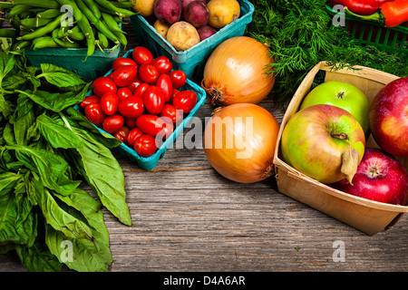 Frische Bauernmarkt, Obst und Gemüse auf dem display Stockfoto